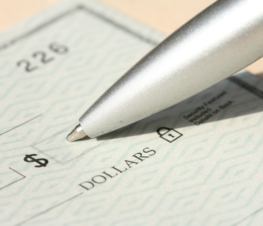 Caneta sobre uma folha de cheque em branco