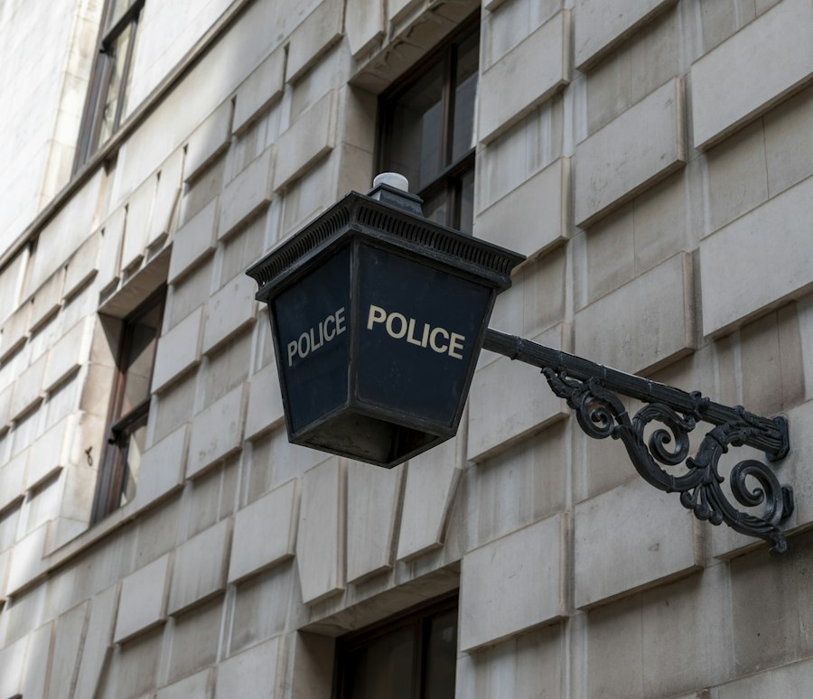 Placa de delegacia de polícia na fachada de um prédio