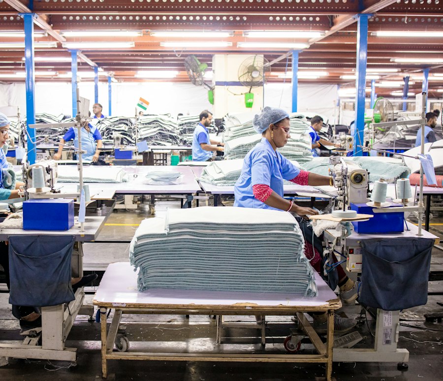 Trabalhadores em uma fábrica têxtil