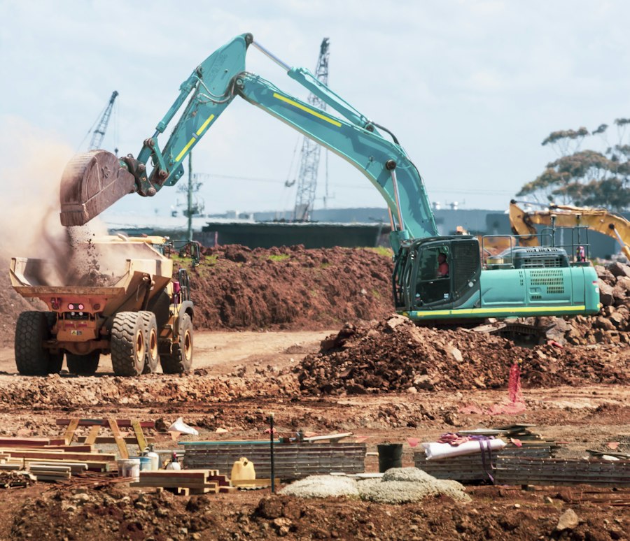 Escavadeira trabalhando em um canteiro de obras