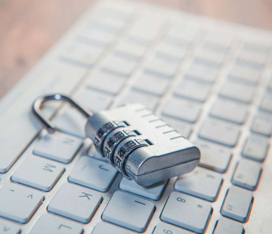 Cadeado sobre o teclado de um computador