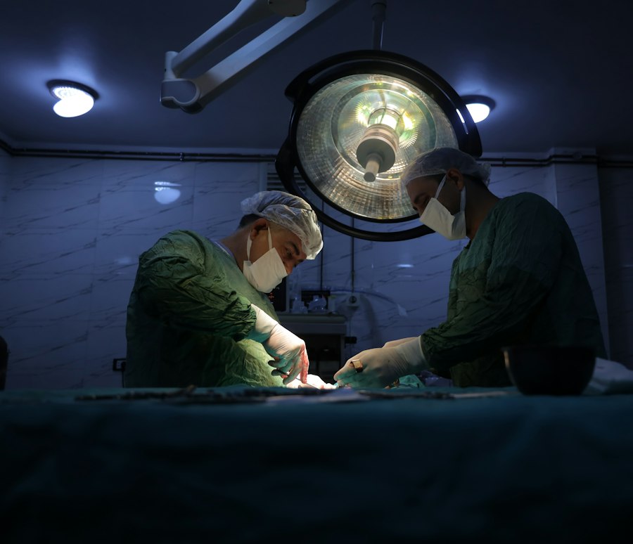 Equipe médica realizando uma cirurgia no centro cirúrgico